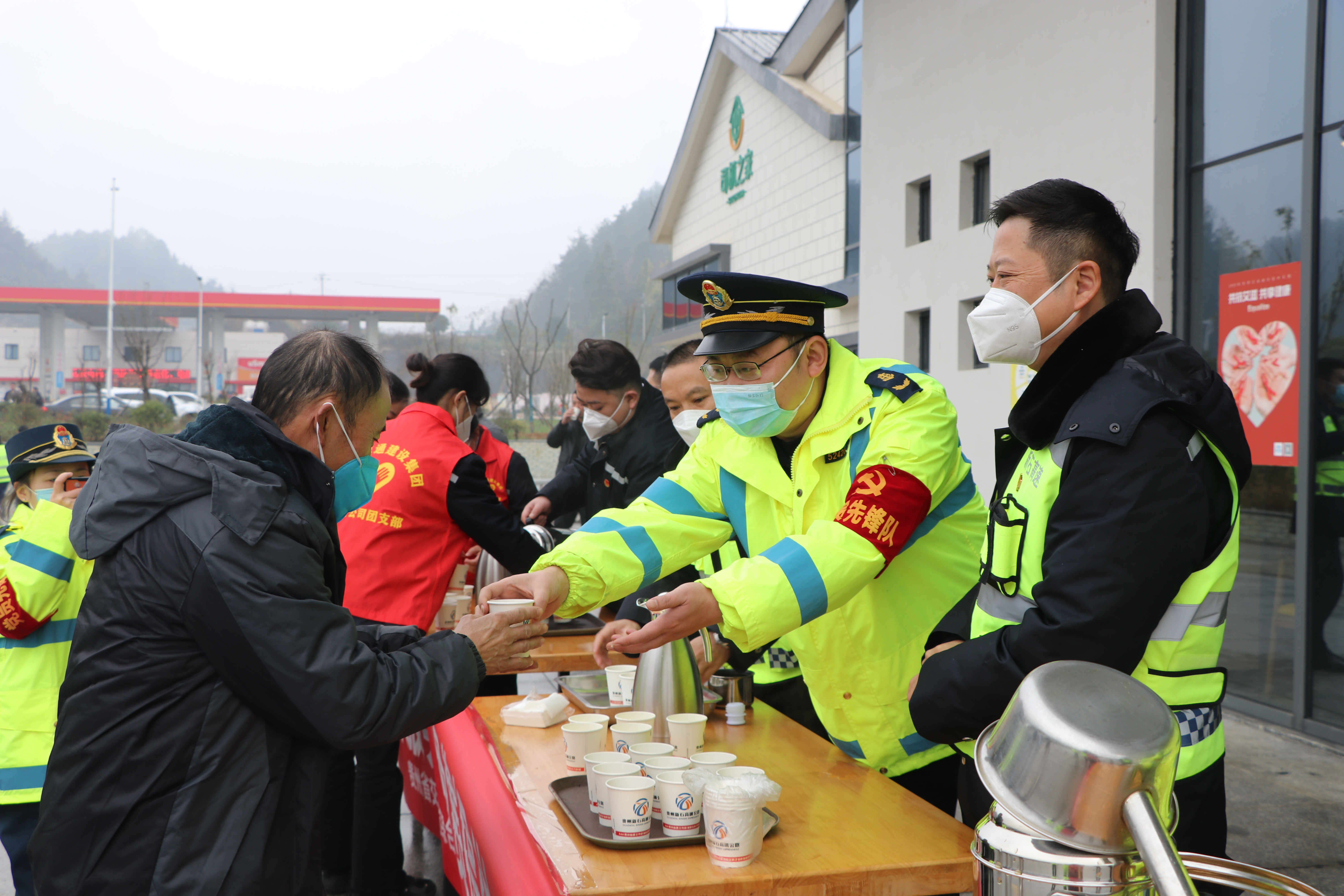 为司乘人员送上姜茶.JPG