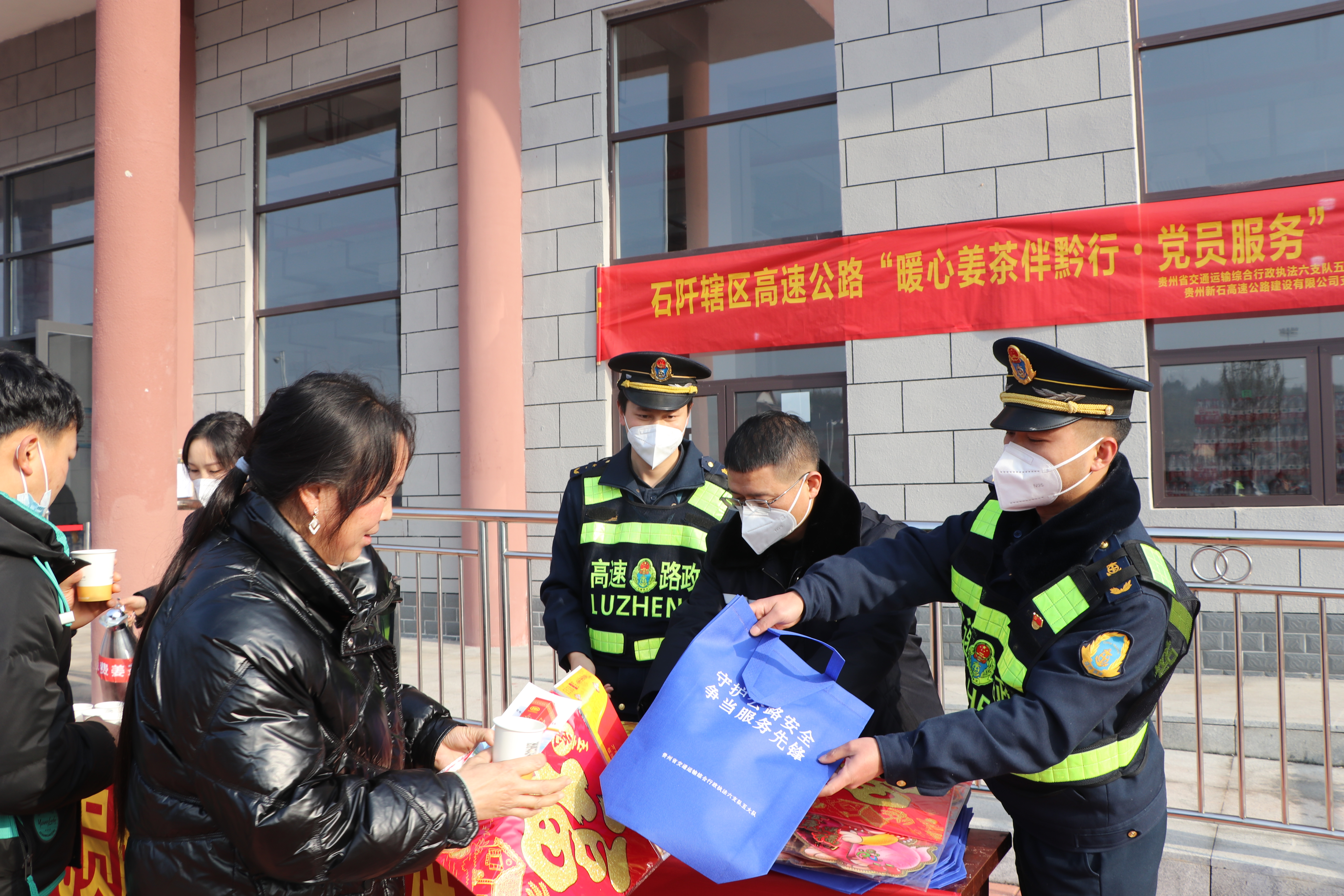 发放安全手册.JPG