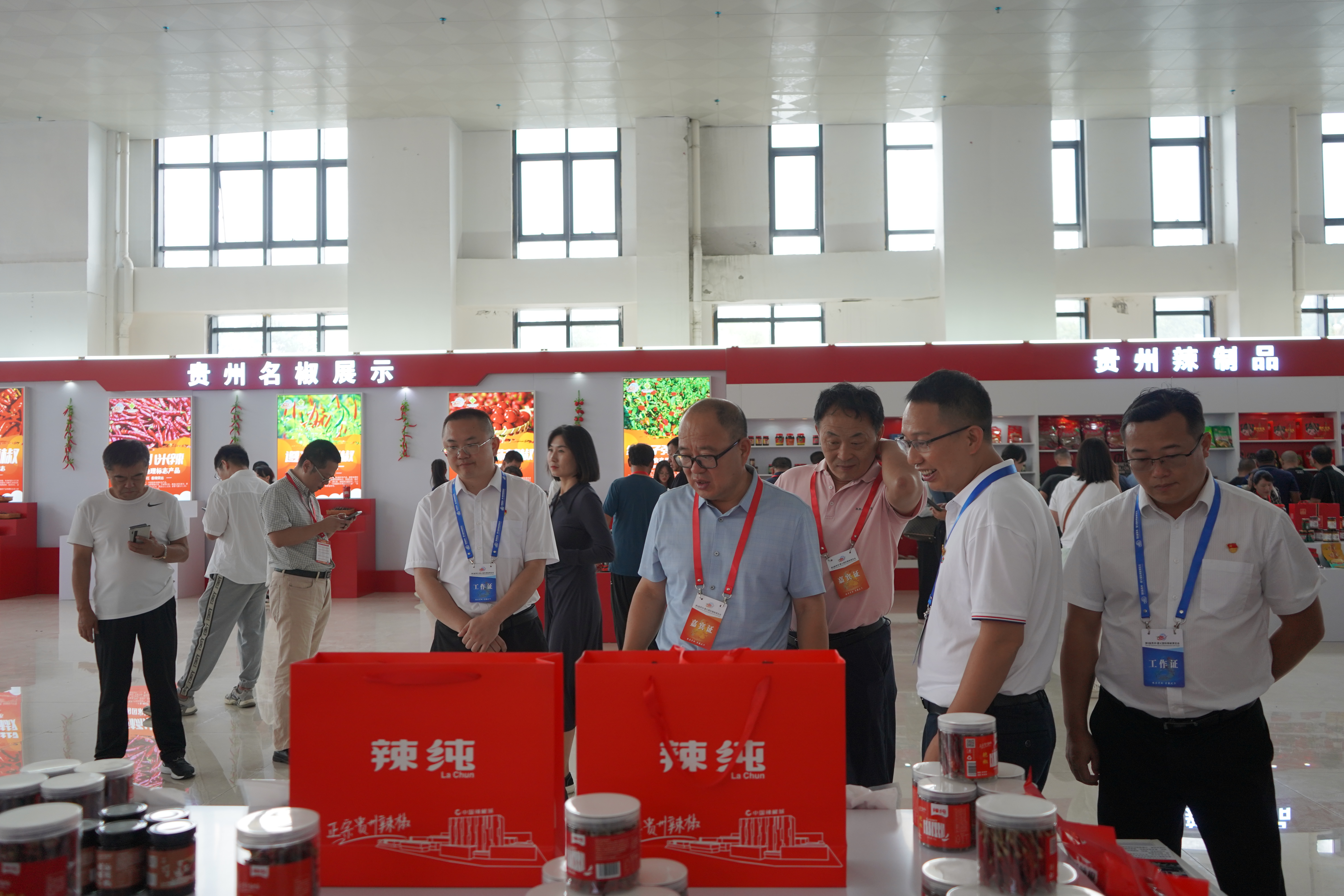 付陆向客商做产品介绍.jpg