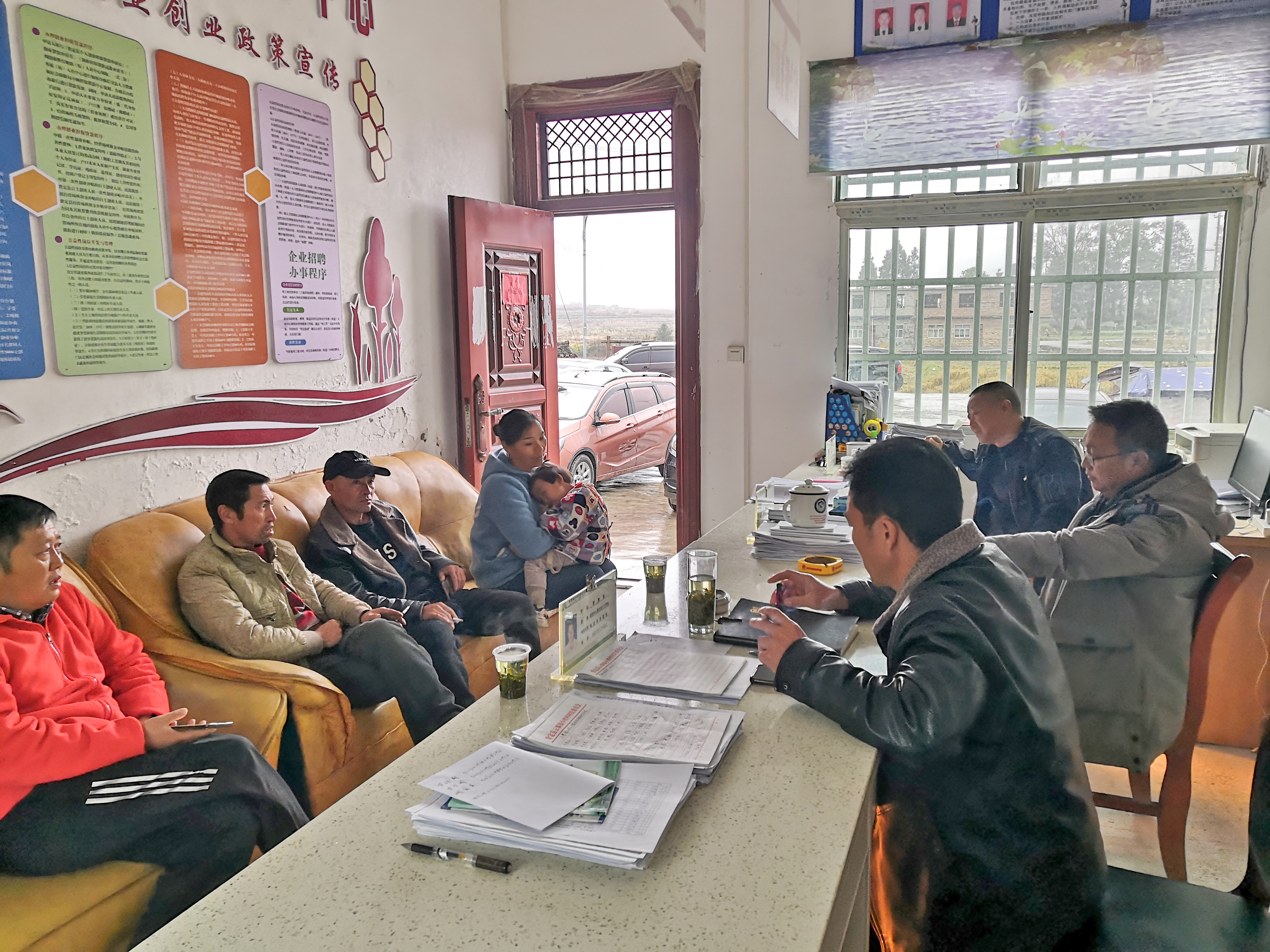 向当地村民宣传征拆政策.jpg