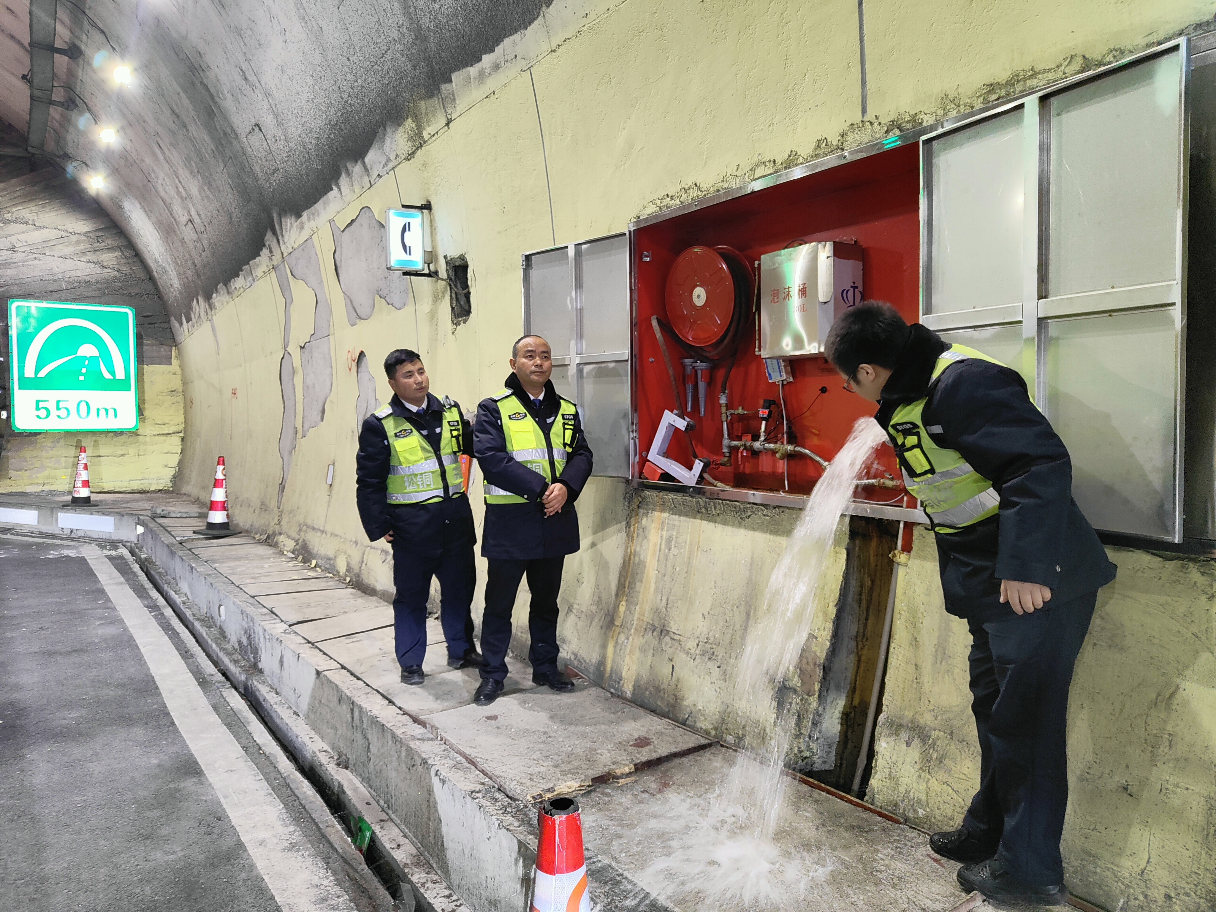 检查隧道消防设施.png