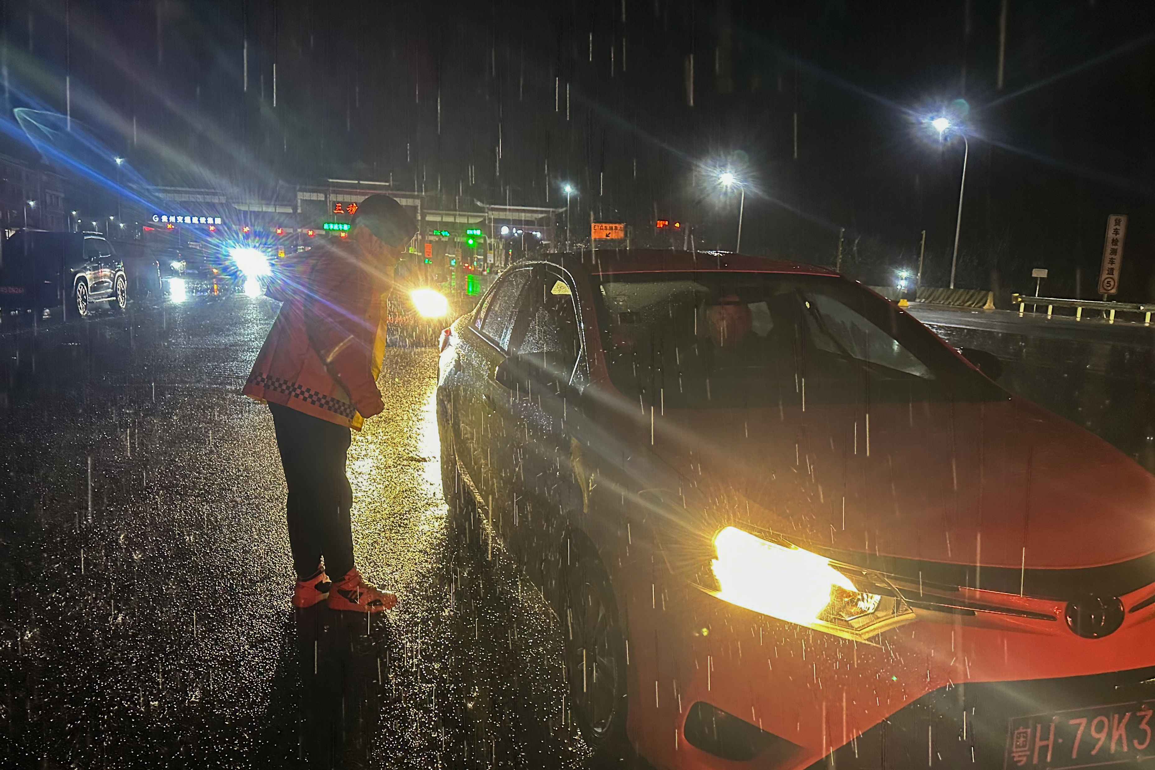 三施高速工作人员逐个敲窗疏散车辆 (2).JPG