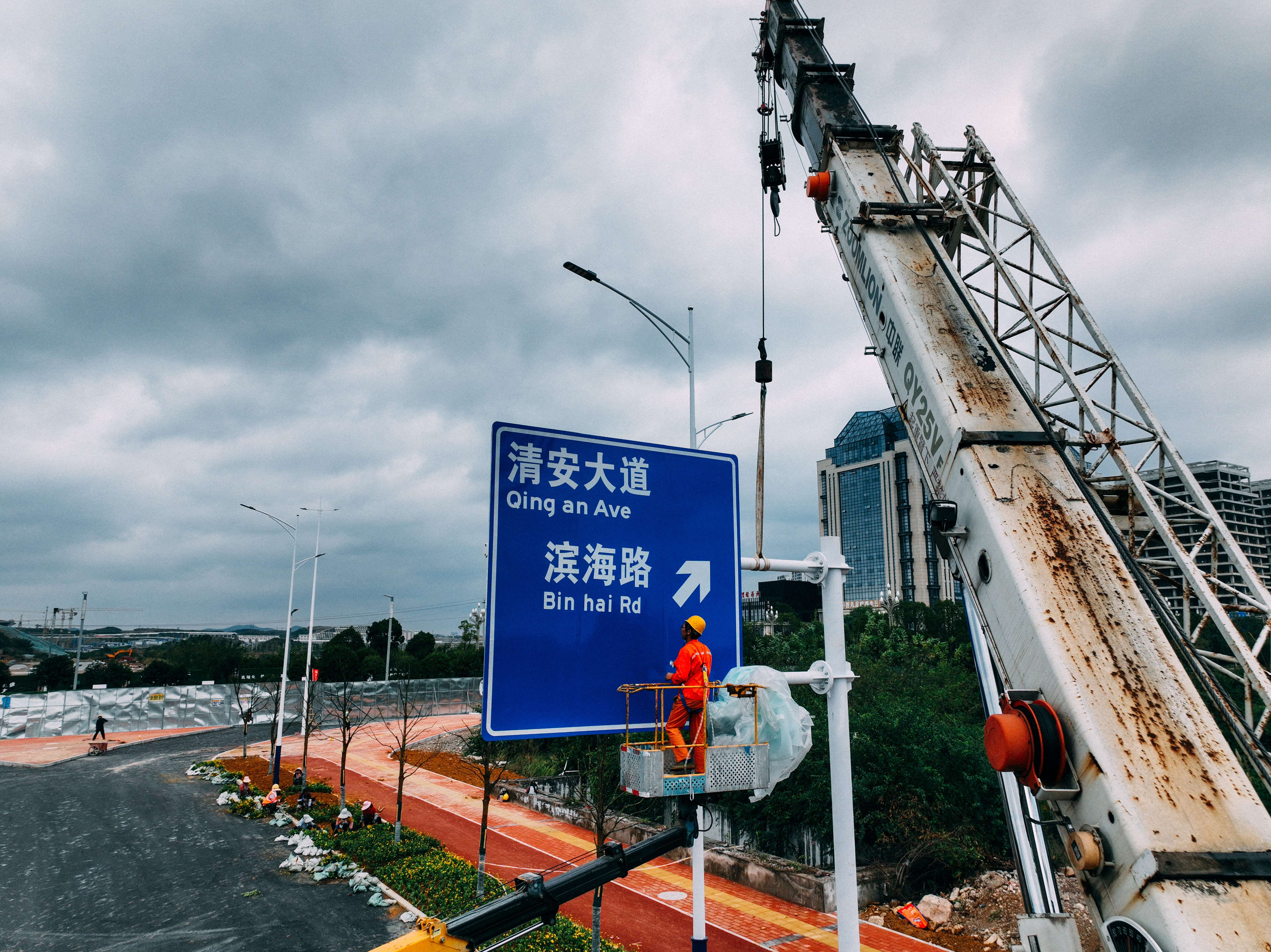 标志标牌安装现场3.JPG