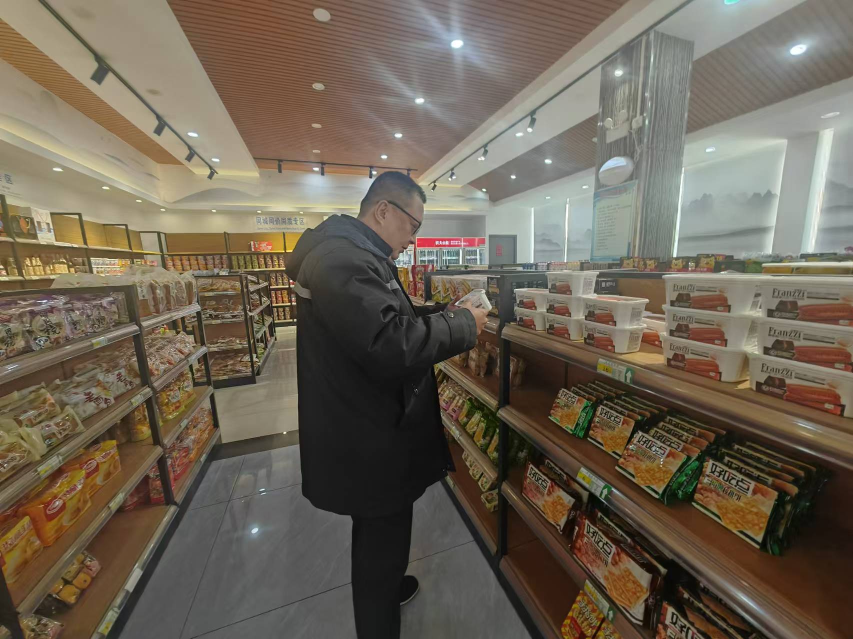 检查食品保质期.jpg