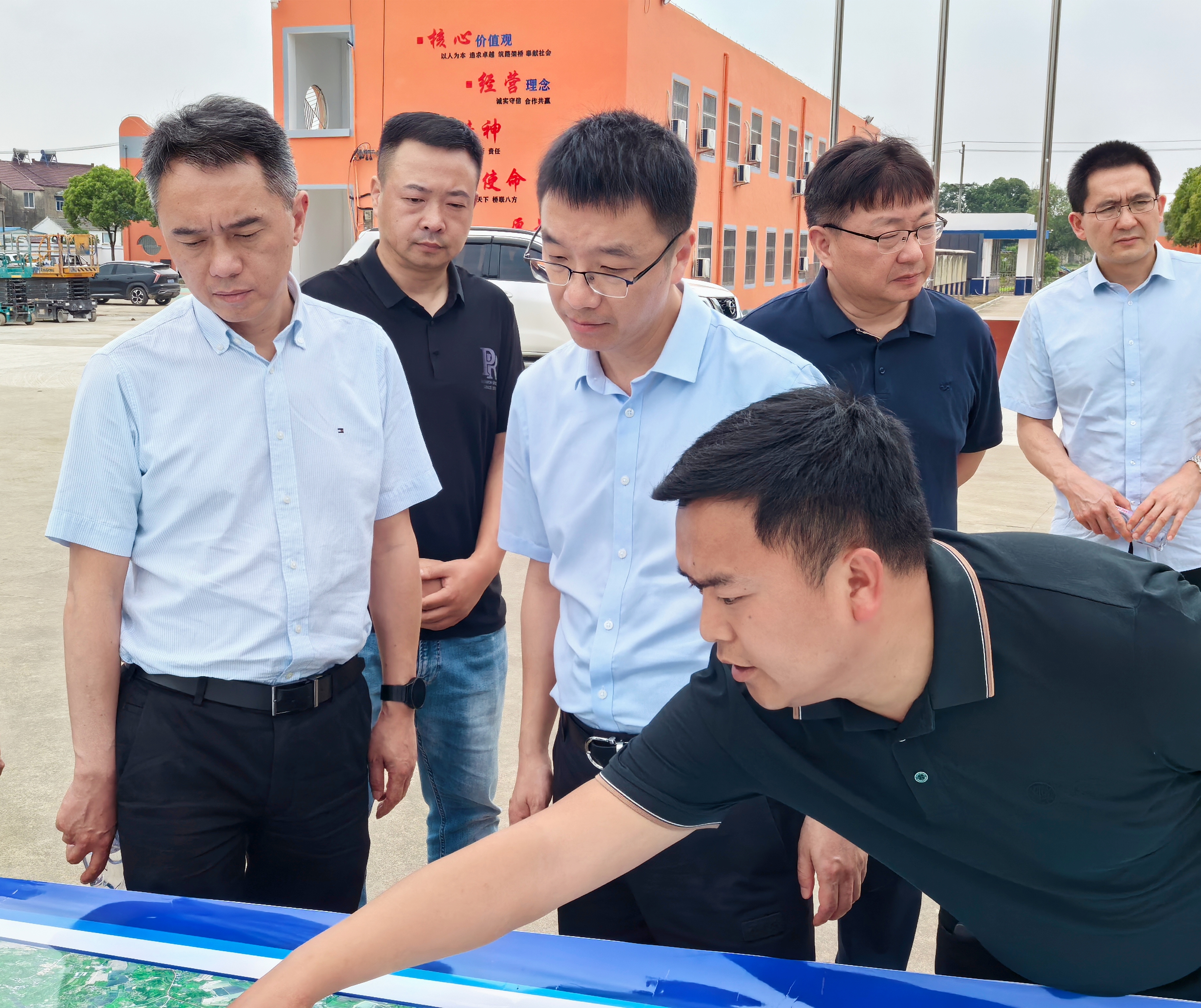 调研组在杭合三标项目部查看驻地建设情况.jpg
